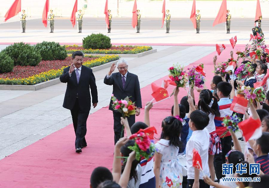 7月3日，國家主席習近平在北京人民大會堂東門外廣場為新加坡總統陳慶炎舉行歡迎儀式。 新華社記者 劉衛兵 攝 