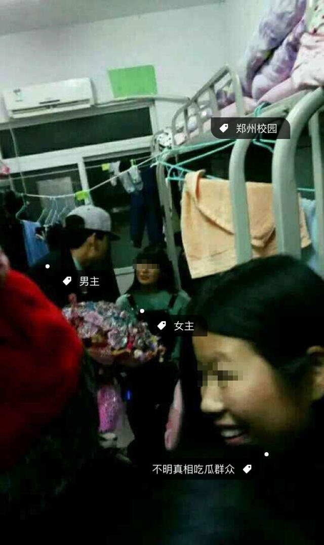 男生冲进女生宿舍表白朝不穿衣服女生大喊