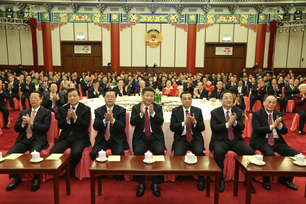 12月31日，全國政協在北京舉行新年茶話會。黨和國家領導人習近平、李克強、張德江、俞正聲、劉雲山、王岐山、張高麗出席茶話會並觀看演出。新華社記者龐興雷攝