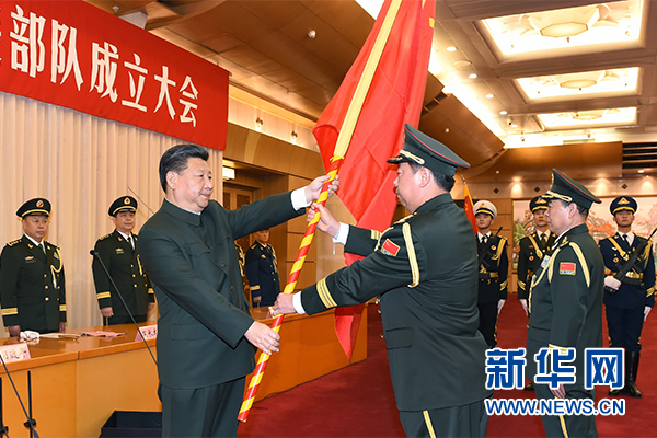 這是習近平將軍旗鄭重授予陸軍司令員李作成、政治委員劉雷。新華社記者 李剛 攝