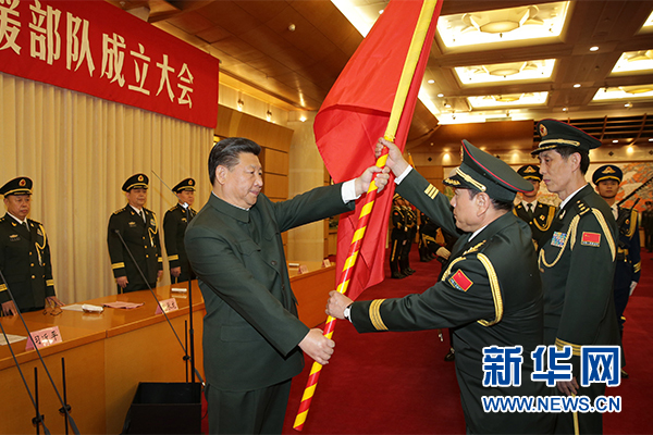 這是習近平將軍旗鄭重授予火箭軍司令員魏鳳和、政治委員王家勝。新華社記者 李剛 攝