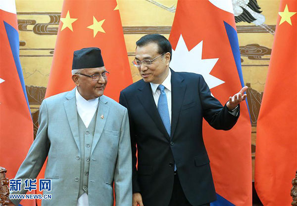 3月21日，國務院總理李克強在北京人民大會堂同來華進行正式訪問並將出席博鰲亞洲論壇2016年年會的尼泊爾總理奧利舉行會談。這是會談後，李克強與奧利共同出席雙邊合作文件簽署儀式。新華社記者 龐興雷 攝