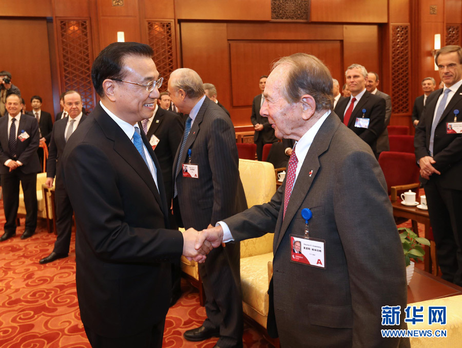 3月21日，國務院總理李克強在北京人民大會堂會見來華出席中國發展高層論壇2016年年會的境外代表，並同他們座談交流。 新華社記者龐興雷 攝 