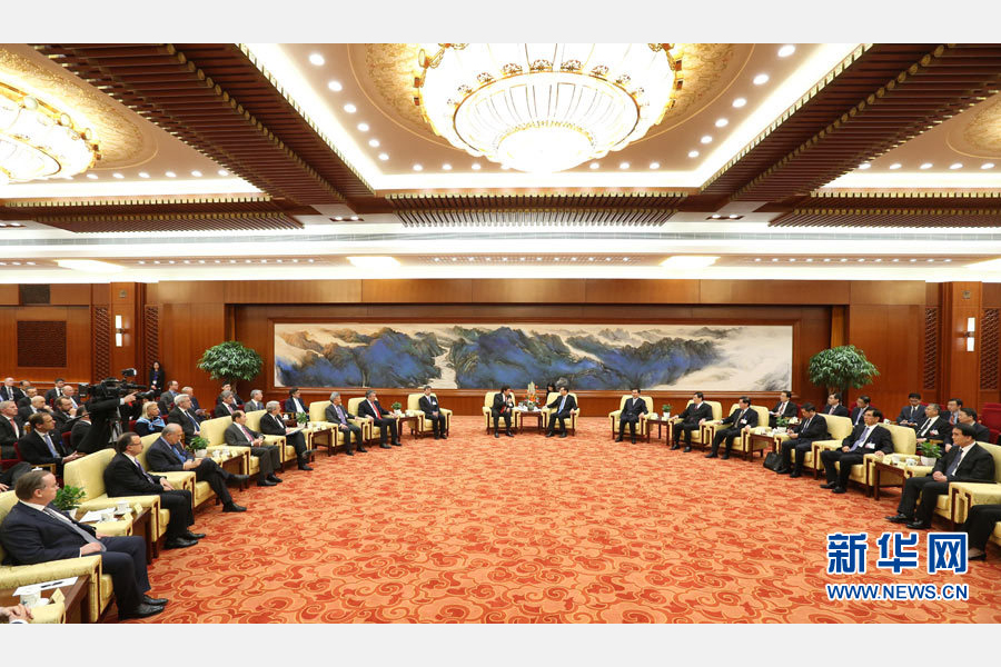 3月21日，國務院總理李克強在北京人民大會堂會見來華出席中國發展高層論壇2016年年會的境外代表，並同他們座談交流。 新華社記者龐興雷 攝 