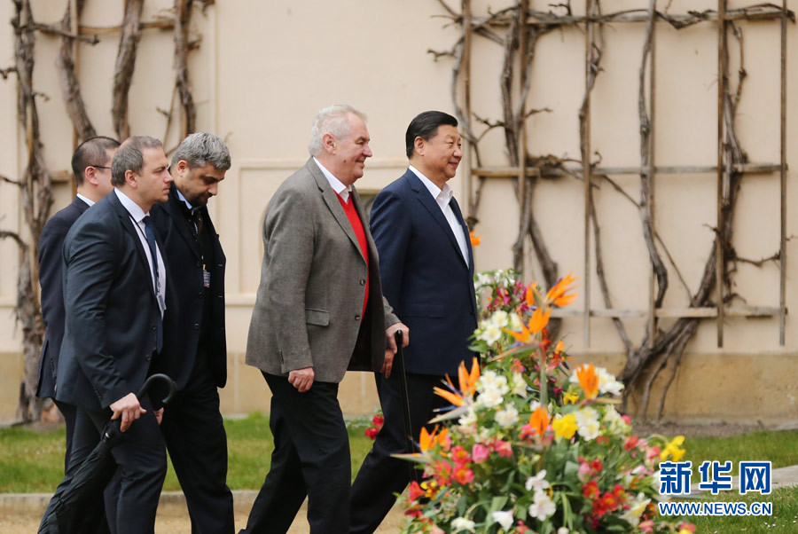 當地時間3月28日，國家主席習近平在布拉格拉尼莊園同捷克總統澤曼舉行會晤。新華社記者 蘭紅光 攝 