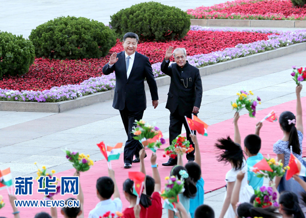 5月26日，國家主席習近平在北京人民大會堂同印度總統慕克吉舉行會談。這是會談前，習近平在人民大會堂東門外廣場為慕克吉舉行歡迎儀式。新華社記者 劉衛兵 攝