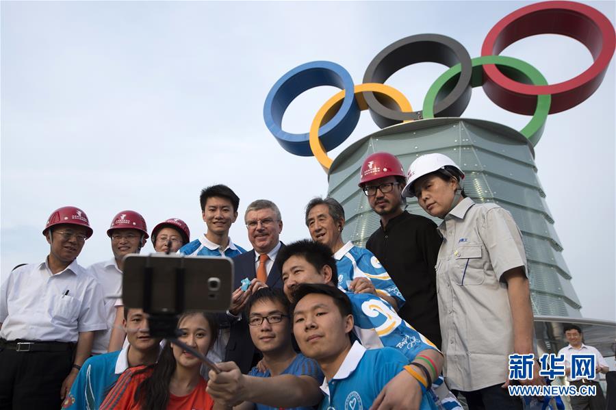 （體育）（4）北京奧林匹克塔奧運五環標誌落成