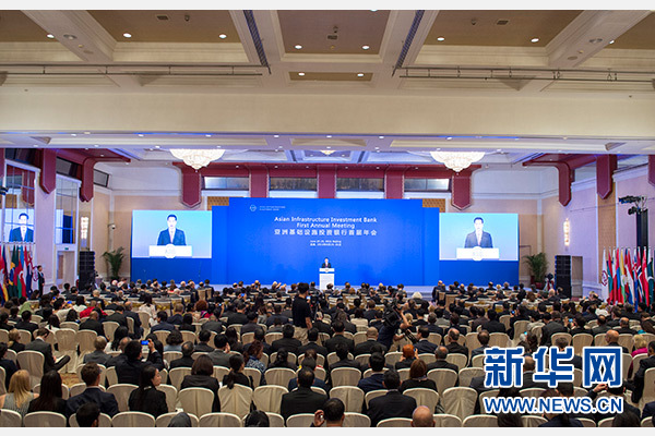 6月25日，亞洲基礎設施投資銀行首屆理事會年會在北京開幕。中共中央政治局常委、國務院副總理張高麗出席開幕式並致辭。 新華社記者 王曄攝