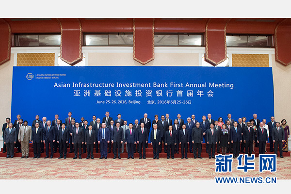 6月25日，亞洲基礎設施投資銀行首屆理事會年會在北京開幕。中共中央政治局常委、國務院副總理張高麗出席開幕式並致辭。這是開幕式前，張高麗同與會嘉賓合影。新華社記者 王曄 攝