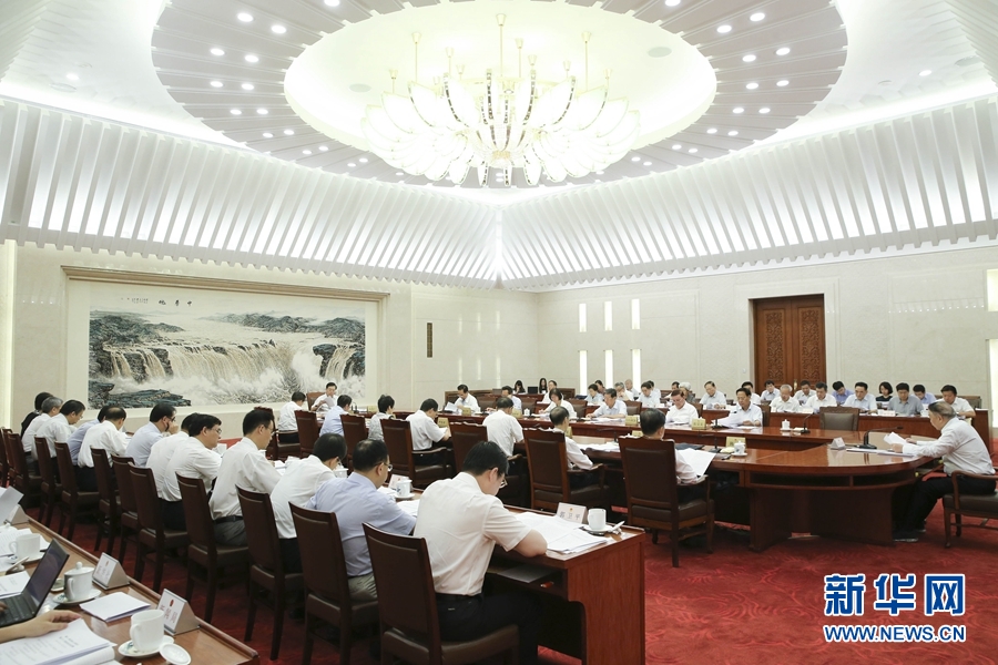 8月17日，十二屆全國人大常委會第七十三次委員長會議在北京人民大會堂舉行。會議決定，十二屆全國人大常委會第二十二次會議8月29日至9月3日在北京舉行。張德江委員長主持會議。 新華社記者丁林攝 