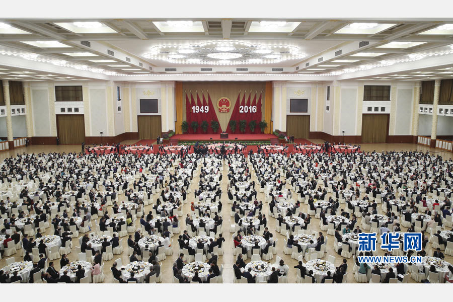 9月30日晚，國務院在北京人民大會堂舉行國慶招待會，熱烈慶祝中華人民共和國成立六十七周年。 新華社記者 丁林 攝