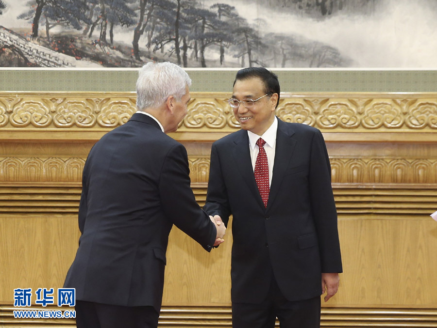9月30日，國務院總理李克強在北京人民大會堂會見35國新任駐華使節。這是李克強與巴西駐華大使馬尚握手。 新華社記者丁林攝