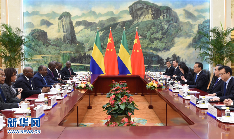 12月8日，國務院總理李克強在北京人民大會堂會見來華進行國事訪問的加彭總統邦戈。 新華社記者謝環馳攝