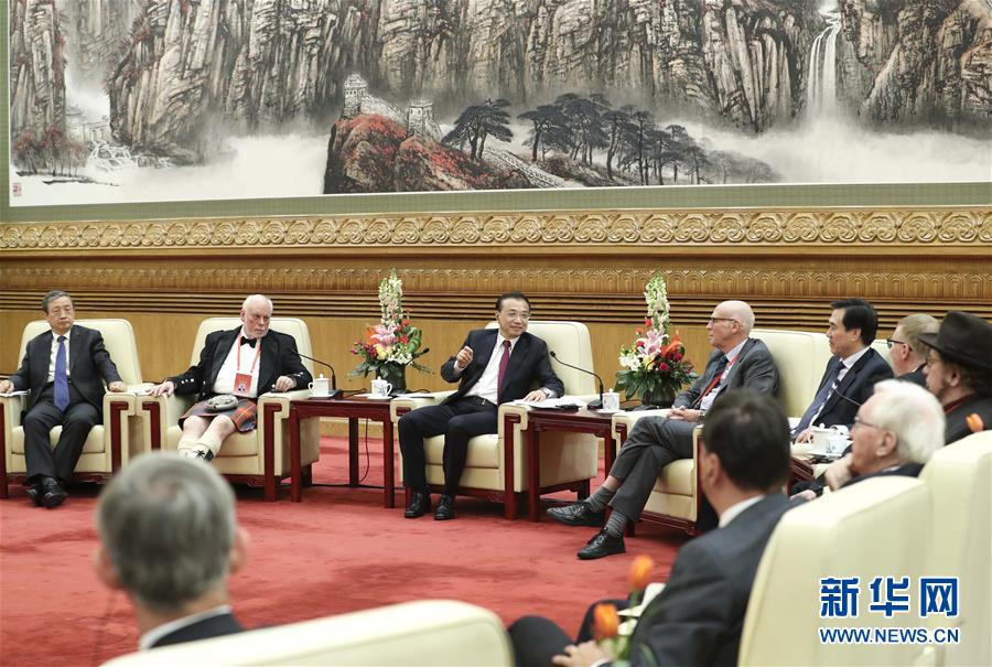 1月20日，農歷丁酉年新春佳節前夕，國務院總理李克強在北京人民大會堂親切會見在華工作的部分外國專家代表並同他們座談。 新華社記者龐興雷 攝