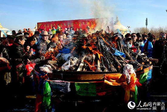 巴彥淖爾市臨河區，人們圍繞祭火祈福。