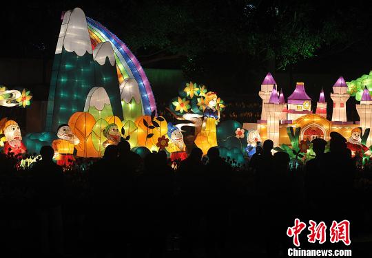 2月7日晚，福州市民在觀賞白雪公主和七個小矮人彩燈。　張斌　攝
