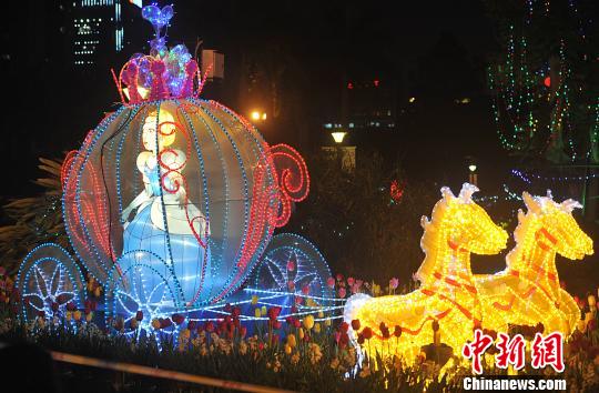 2月7日晚，福州溫泉公園白雪公主彩坐馬車彩燈吸引了眾多市民前來觀賞。　張斌　攝