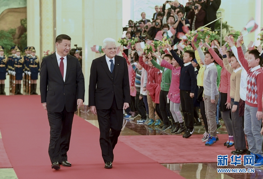 2月22日，國家主席習近平在北京人民大會堂同意大利總統馬塔雷拉舉行會談。會談前，習近平在人民大會堂北大廳為馬塔雷拉舉行歡迎儀式。新華社記者 李學仁 攝 