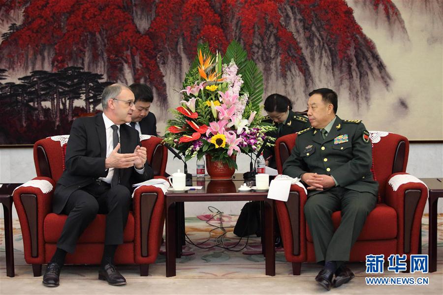 3月31日，中央軍委副主席范長龍在北京會見來訪的瑞士國防、民防和體育部長帕莫蘭。 新華社記者 劉芳 攝