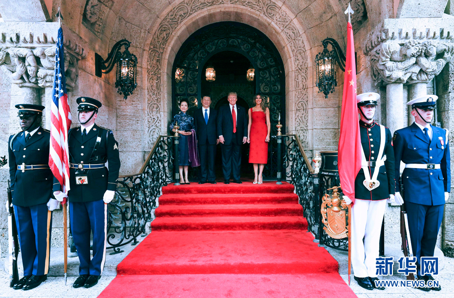 當地時間4月6日，國家主席習近平在美國佛羅裏達州海湖莊園同美國總統特朗普舉行中美元首會晤。這是習近平和夫人彭麗媛同特朗普和夫人梅拉尼婭合影留念。新華社記者 蘭紅光 攝 