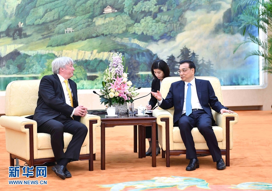 4月7日，國務院總理李克強在北京人民大會堂會見來華對上海申辦2021年第46屆世界技能大賽進行考察評估的世界技能組織主席巴特利。 新華社記者 李濤 攝
