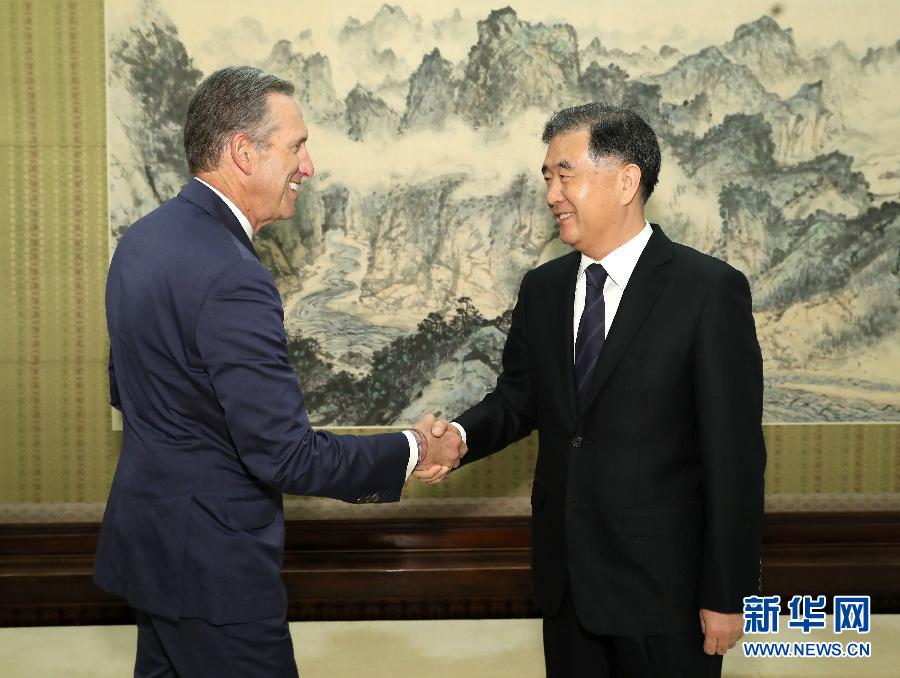 4月11日，中國國務院副總理汪洋在北京中南海紫光閣會見美國星巴克咖啡公司董事會執行主席霍華德·舒爾茨。 新華社記者馬佔成攝