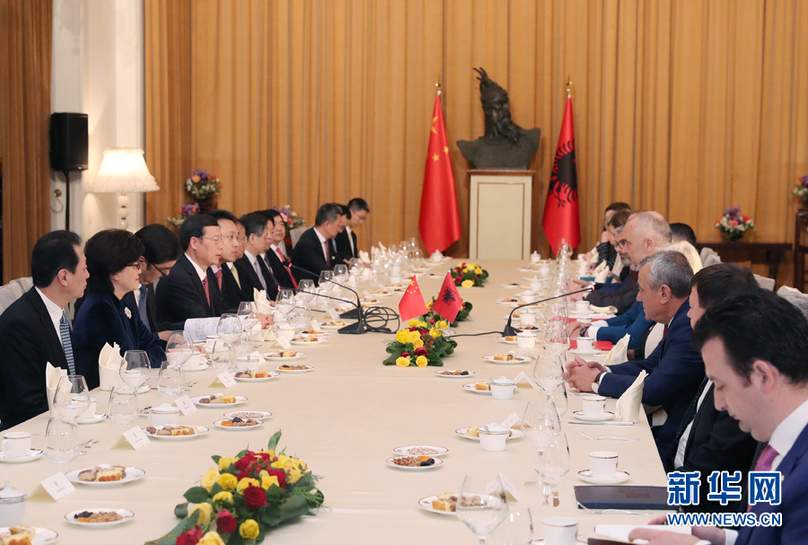 4月17日，應邀訪問阿爾巴尼亞的國務院副總理張高麗在地拉那同阿爾巴尼亞總理拉馬舉行會談。 新華社記者 龐興雷 攝