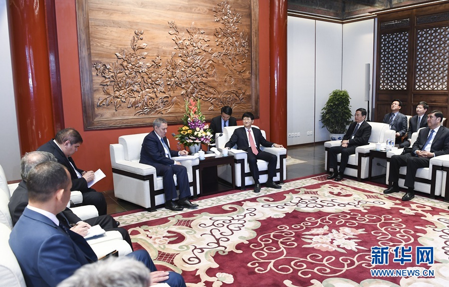 4月27日，中共中央政治局委員、中央政法委書記孟建柱在北京同烏茲別克斯坦副總理阿齊莫夫舉行中烏政府間合作委員會雙方主席會晤。新華社記者 張領 攝