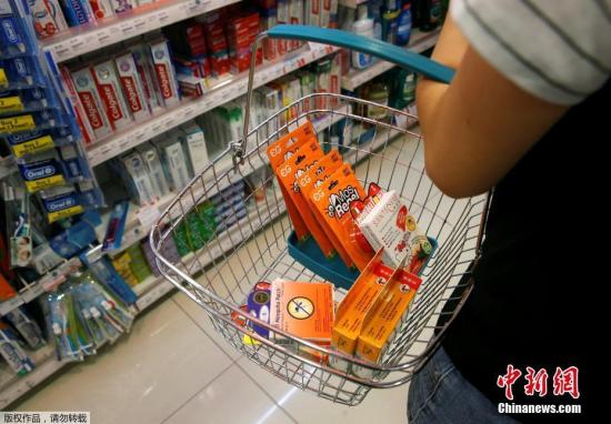 新加坡國家環境局也已經在發現寨卡病毒感染病例的社區和疑似感染區開展了大規模滅蚊行動。圖為新加坡民眾在超市內購買滅蚊劑。