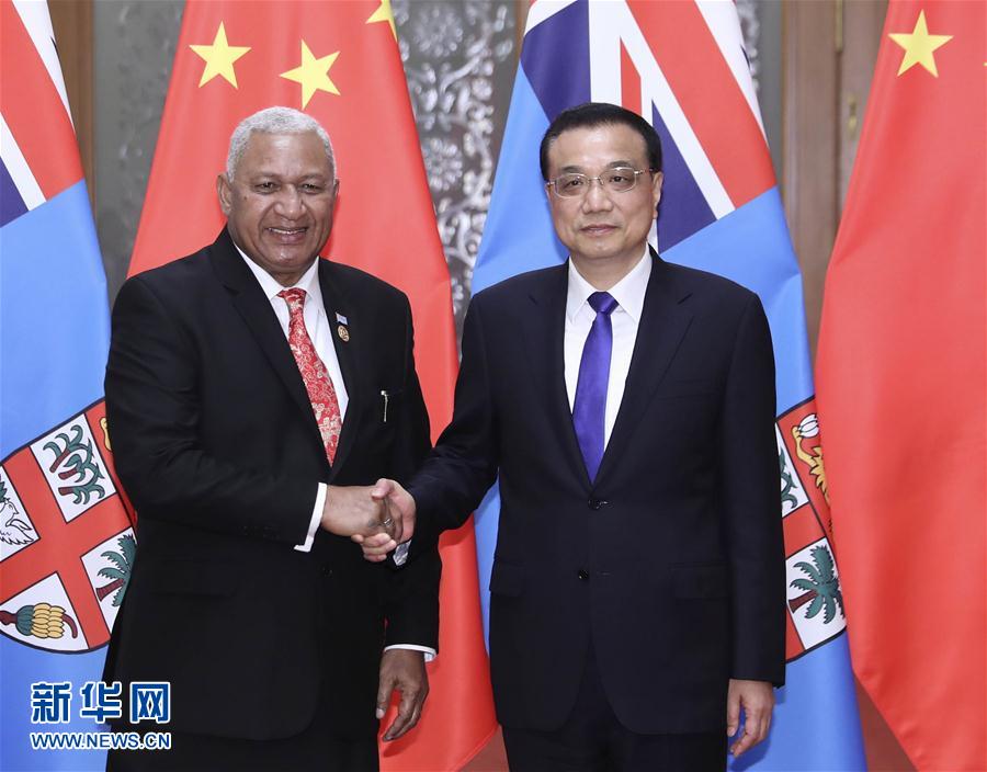 5月16日，國務院總理李克強在北京人民大會堂會見來華出席“一帶一路”國際合作高峰論壇的斐濟總理姆拜尼馬拉馬。新華社記者 丁林 攝