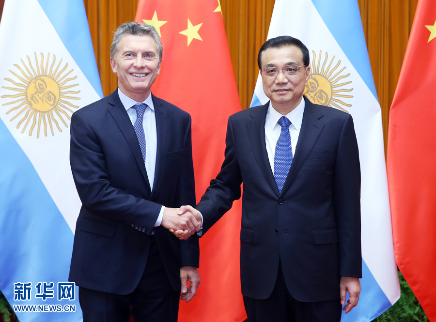 5月17日，國務院總理李克強在北京人民大會堂會見來華進行國事訪問並出席“一帶一路”國際合作高峰論壇的阿根廷總統馬克裏。新華社記者姚大偉攝 
