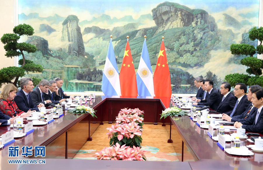 5月17日，國務院總理李克強在北京人民大會堂會見來華進行國事訪問並出席“一帶一路”國際合作高峰論壇的阿根廷總統馬克裏。新華社記者姚大偉攝
