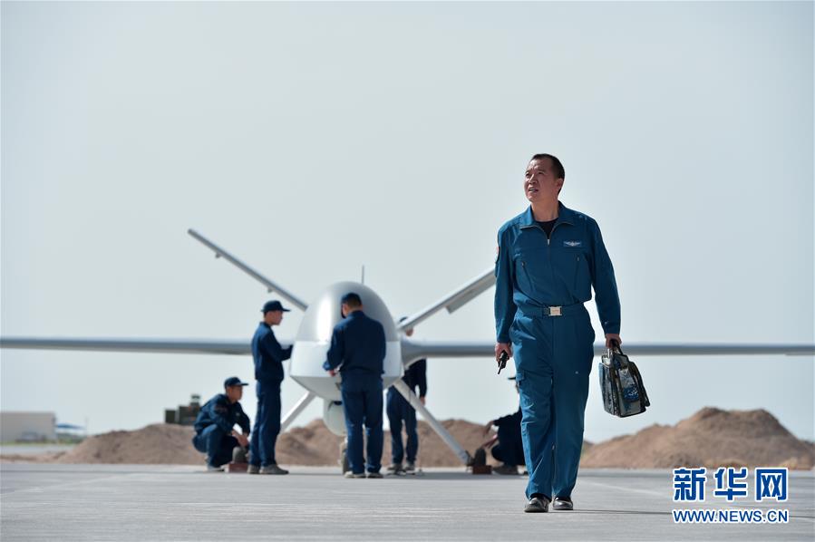 （時代先鋒·圖文互動）（1）大地上的天空——空軍某試驗訓練基地無人機飛行員李浩投身改革強軍記事