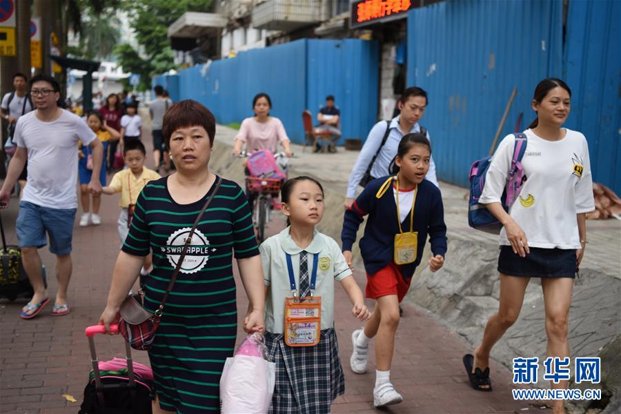 （香港回歸二十周年·圖文互動）（2）雙城記：跨境學童的一天