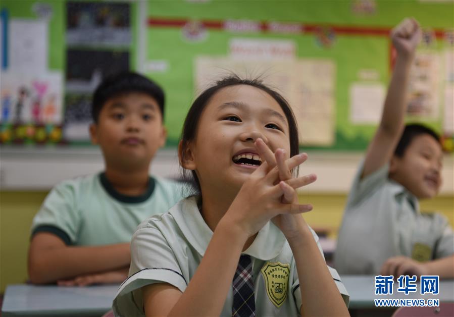 （香港回歸二十周年·圖文互動）（5）雙城記：跨境學童的一天