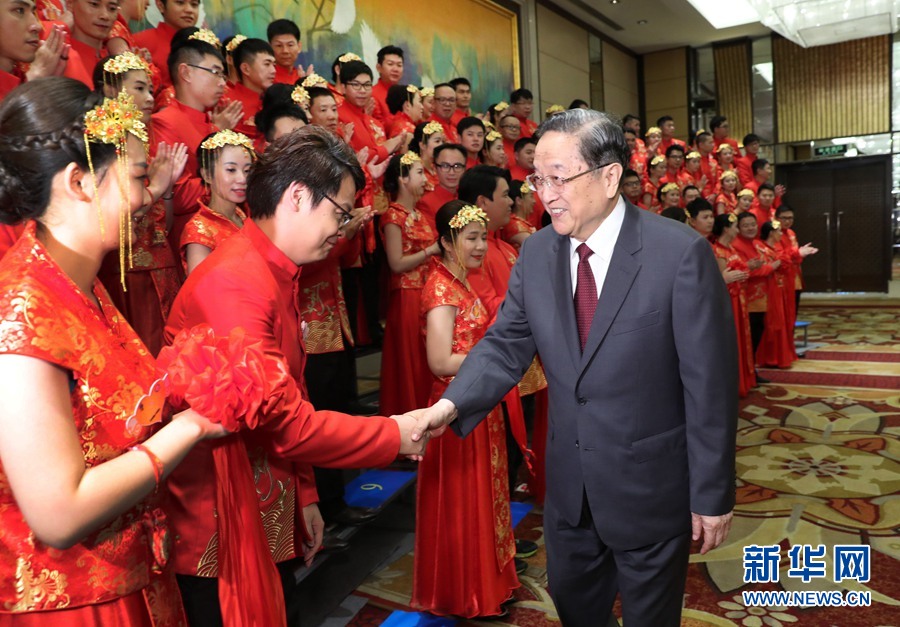 6月17日，中共中央政治局常委、全國政協主席俞正聲在廈門出席“兩岸美麗新人集體婚禮”活動。這是俞正聲與新人握手祝賀。 新華社記者馬佔成 攝