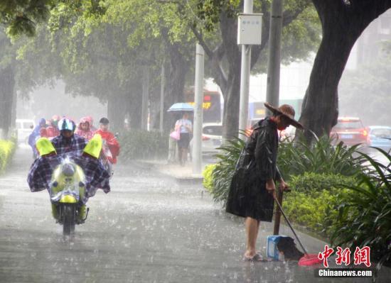 6月16日，廣西柳州市遭暴雨侵襲，一名清潔工在雨中掃地。 <a target='_blank' href='http://www.chinanews.com/'><p  align=