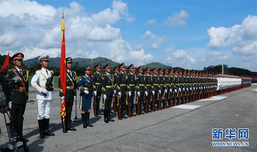 （香港回歸二十周年·XHDW）（10）駐港部隊接受檢閱