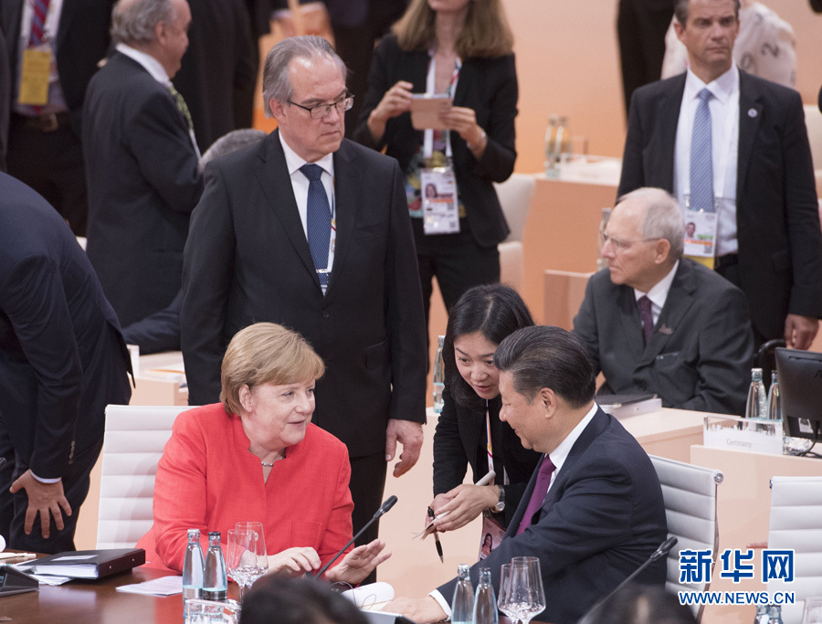 7月7日，二十國集團領導人第十二次峰會在德國漢堡舉行。國家主席習近平出席並發表題為《堅持開放包容　推動聯動增長》的重要講話。這是會前，習近平同德國總理默克爾交談。新華社記者 李學仁 攝 