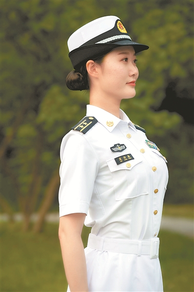全军8月1日开始佩戴夏常服帽-新华网