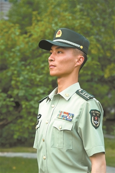 中国憲兵執勤専用夏用半袖軍服一式（軍服・肩章・腕章・ベレー帽） 全军8月1日开始佩戴夏常服帽-新华网