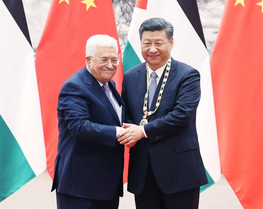 7月18日，國家主席習近平在北京人民大會堂同來華進行國事訪問的巴勒斯坦國總統阿巴斯舉行會談。這是會談後，阿巴斯授予習近平“巴勒斯坦國最高勳章”。新華社記者 姚大偉 攝