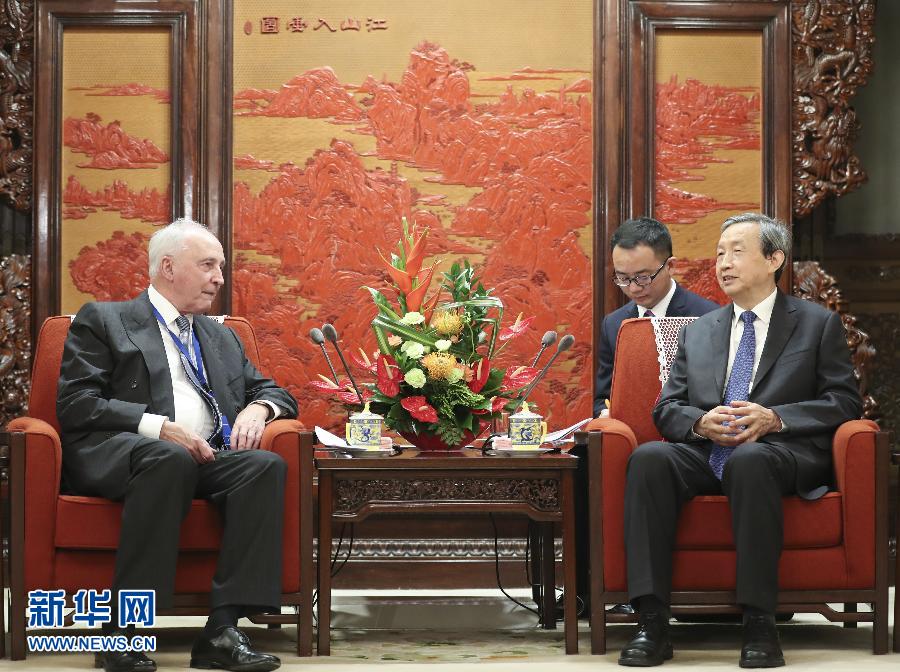 7月20日，國務院副總理馬凱在北京中南海紫光閣會見以澳大利亞前總理基廷為主席的國家開發銀行國際顧問委員會成員。 新華社記者丁林攝