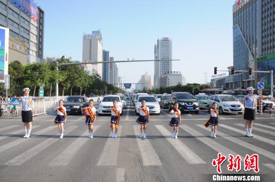 河北邯鄲交警回應“等燈舞”：讓孩子體驗交警工作