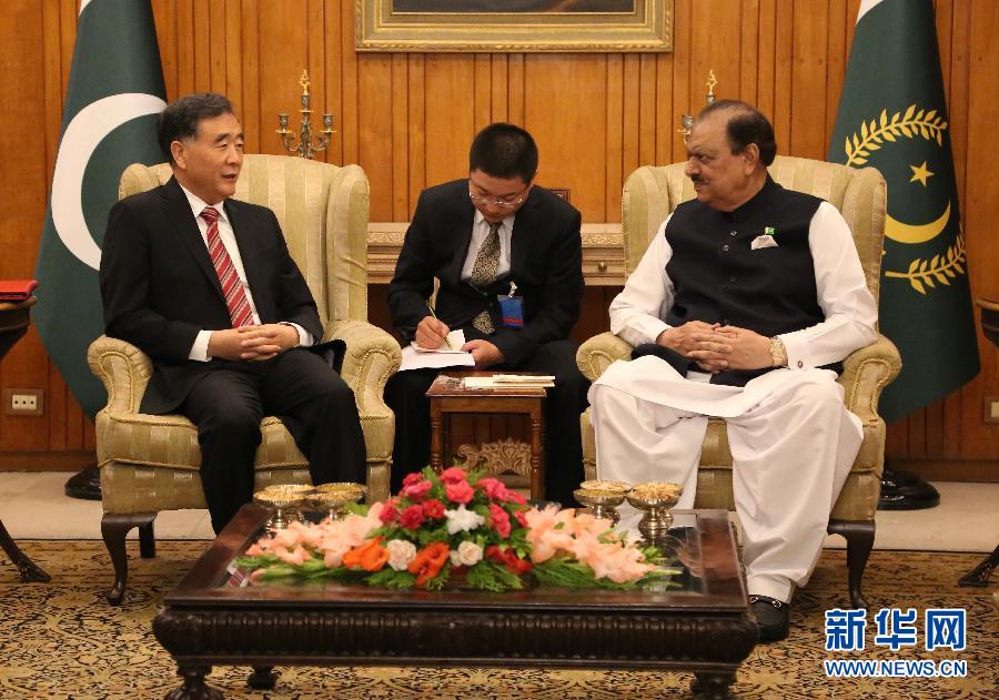 8月14日，巴基斯坦總統侯賽因（右）在伊斯蘭堡會見國務院副總理汪洋（左）。 新華社記者劉天攝