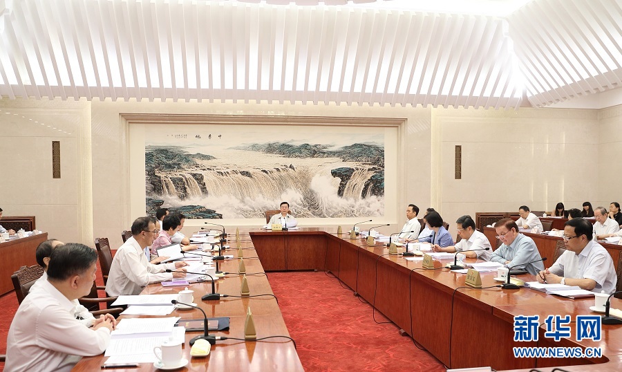 8月18日，十二屆全國人大常委會第九十九次委員長會議在北京人民大會堂舉行。張德江委員長主持會議。 新華社記者 王曄 攝