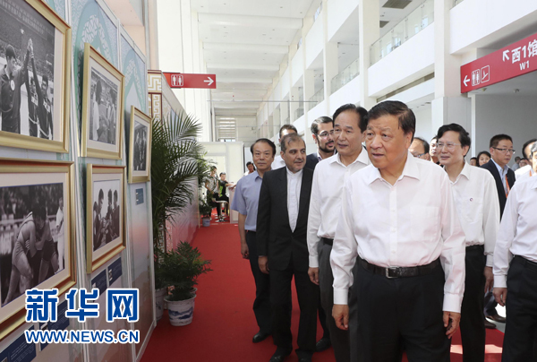 8月24日，中共中央政治局常委、中央書記處書記劉雲山在北京參觀第24屆北京國際圖書博覽會。這是劉雲山在博覽會上觀看新華社與伊通社聯合攝影展。新華社記者 丁林 攝