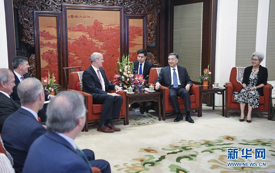 9月19日，國務院副總理汪洋在北京中南海紫光閣會見由共同主席裏克·拉森和達林·拉胡德率領的美國國會眾院“美中工作小組”代表團。新華社記者 張領 攝