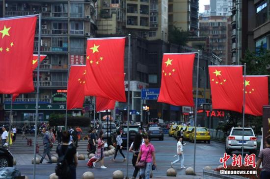9月19日，重慶沙坪壩區三峽廣場挂起五星紅旗，喜迎國慶來臨，整個步行街洋溢著濃濃的節日氣息。 陳超 攝