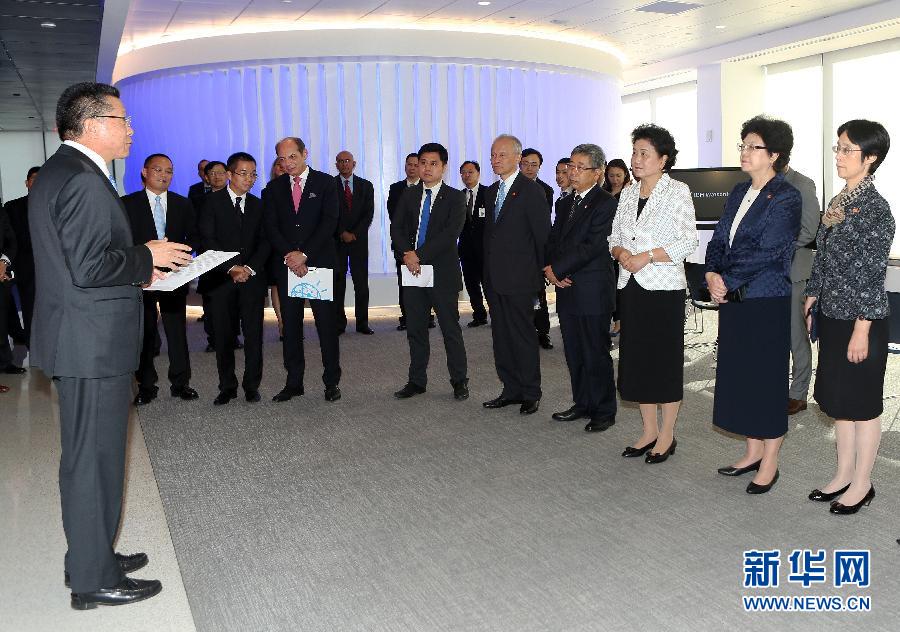 9月25日，中國國務院副總理劉延東（前右三）在美國紐約參觀IBM沃森中心。新華社記者秦朗攝